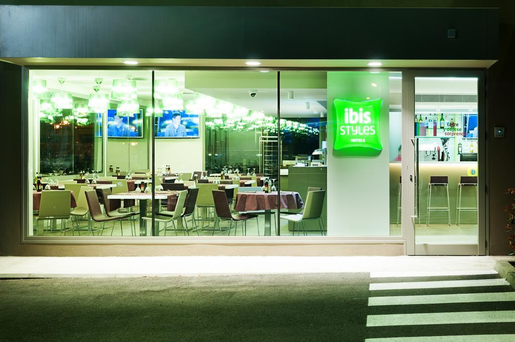 Hotel Ibis Styles Lleida Torrefarrera Bagian luar foto