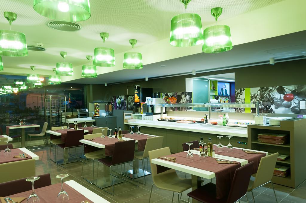 Hotel Ibis Styles Lleida Torrefarrera Bagian luar foto