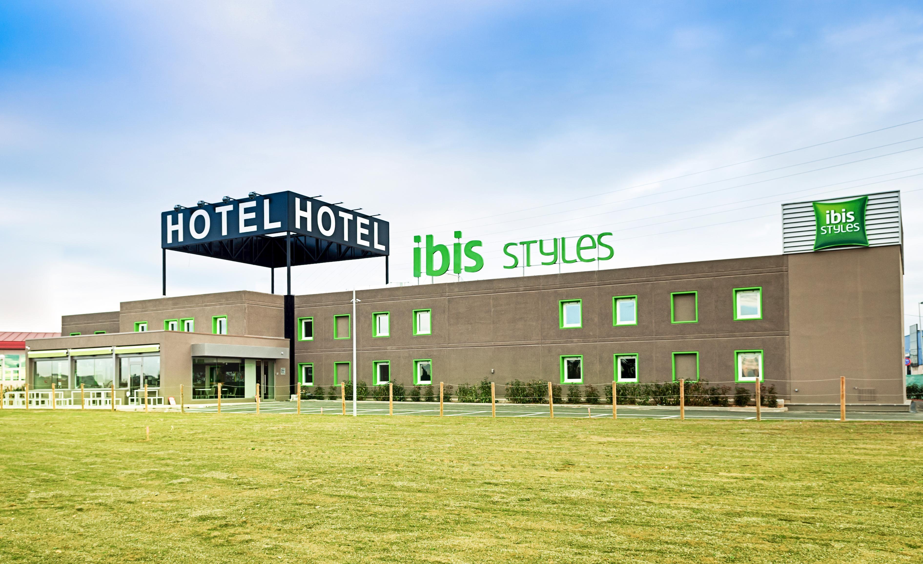 Hotel Ibis Styles Lleida Torrefarrera Bagian luar foto