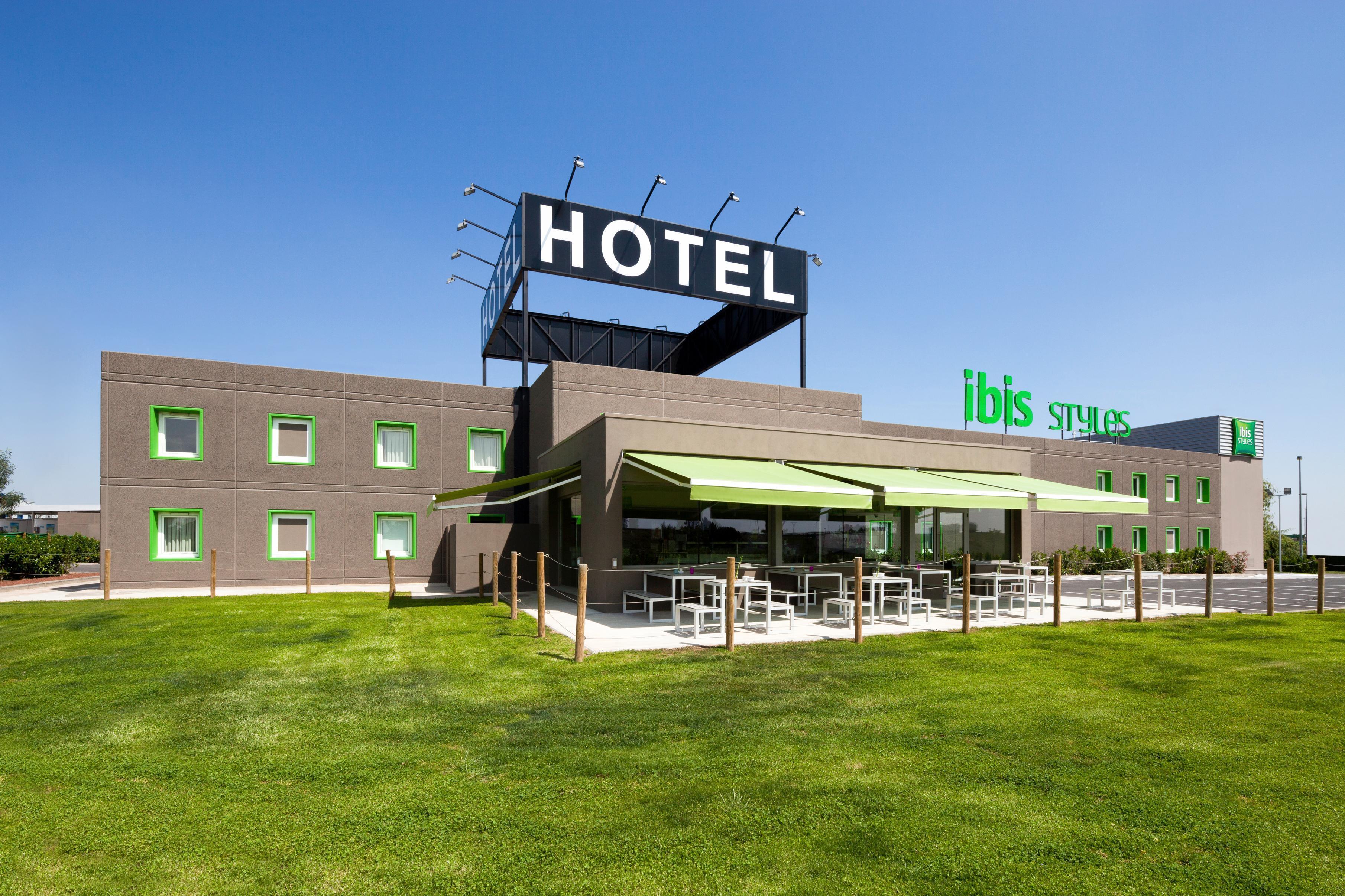 Hotel Ibis Styles Lleida Torrefarrera Bagian luar foto