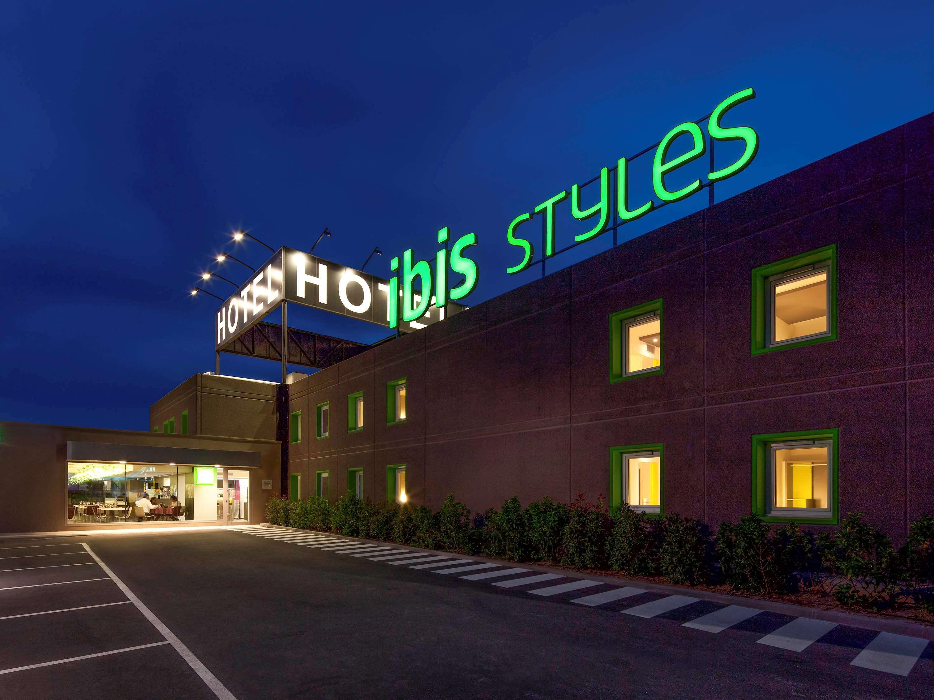 Hotel Ibis Styles Lleida Torrefarrera Bagian luar foto