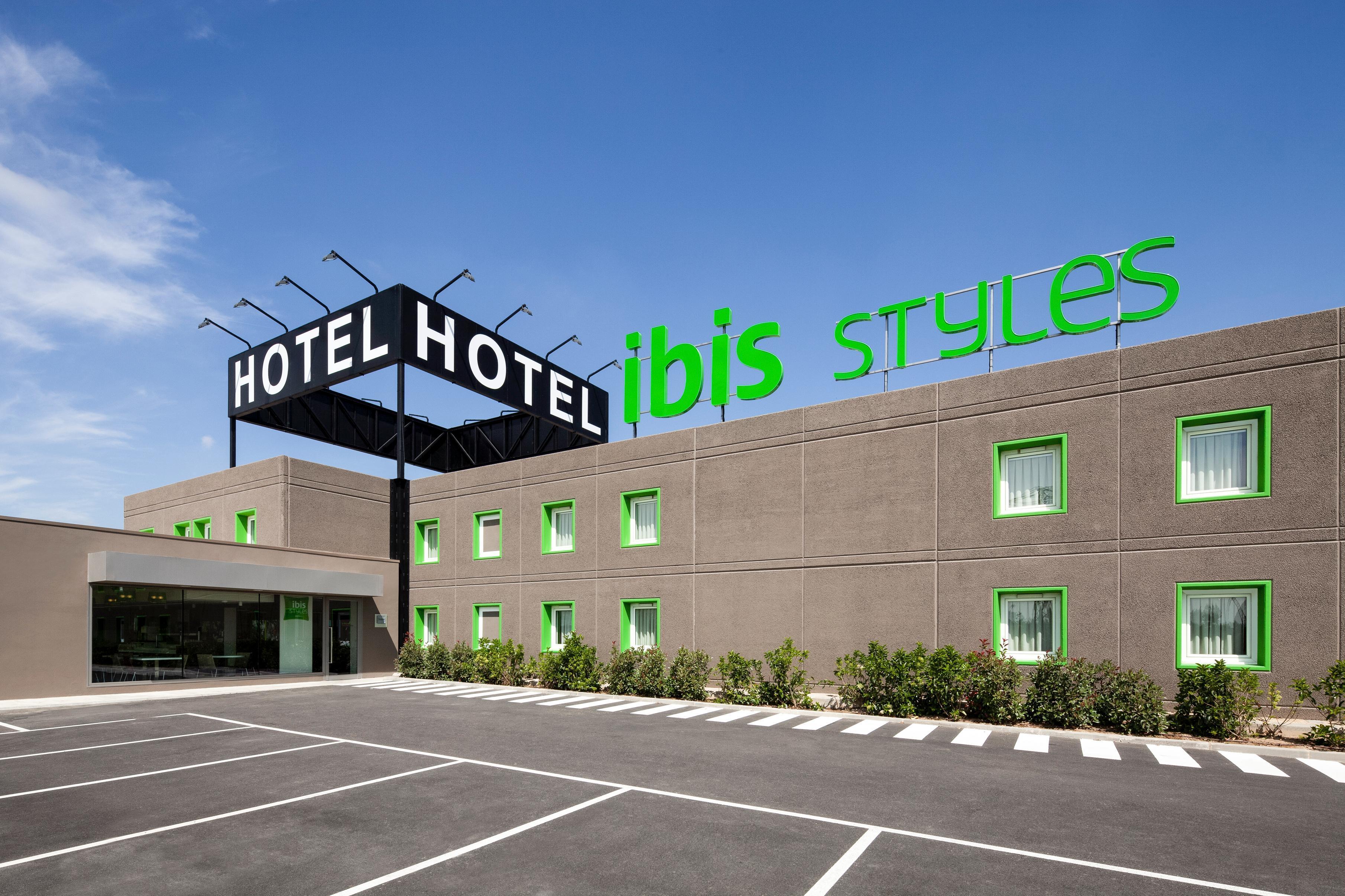 Hotel Ibis Styles Lleida Torrefarrera Bagian luar foto