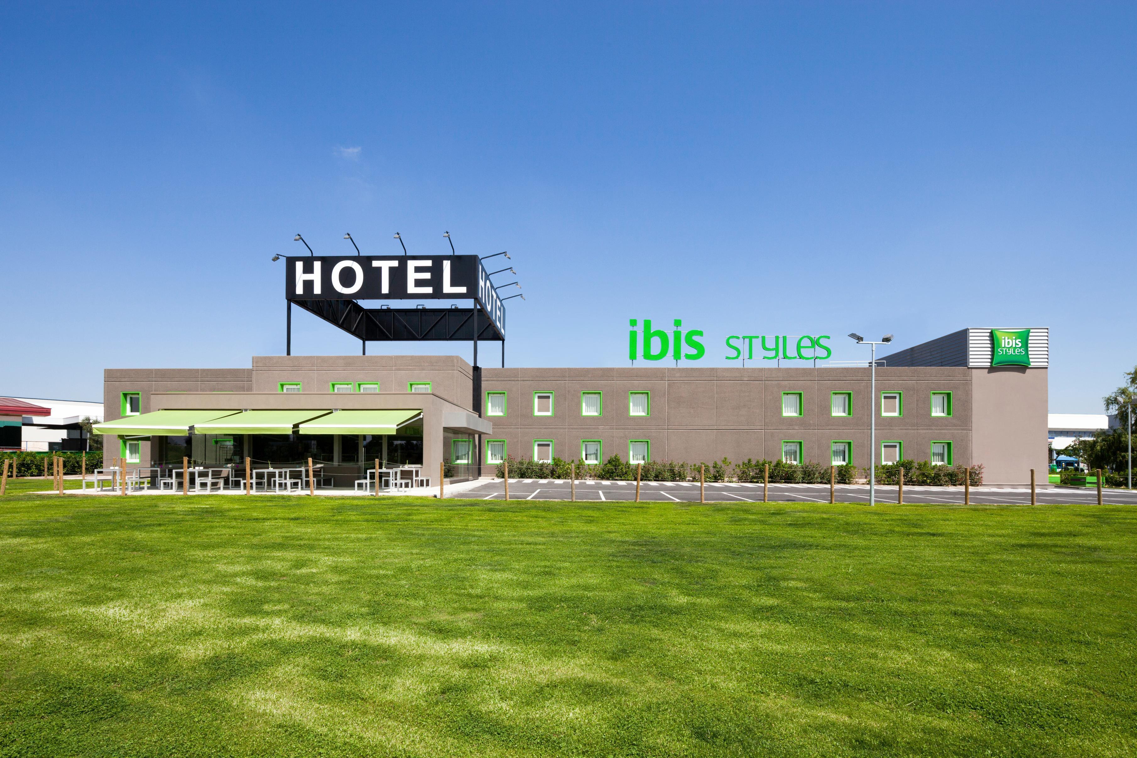 Hotel Ibis Styles Lleida Torrefarrera Bagian luar foto