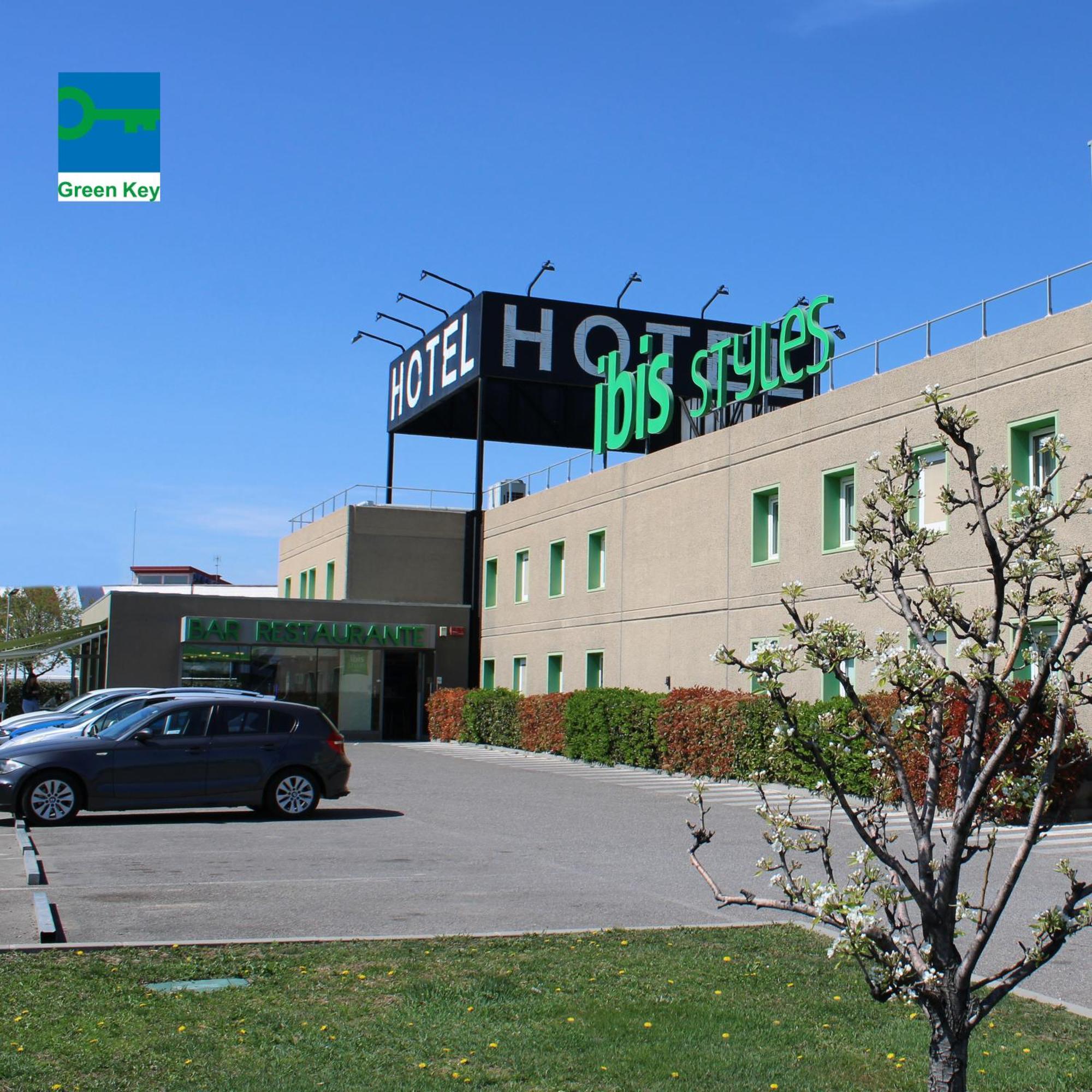 Hotel Ibis Styles Lleida Torrefarrera Bagian luar foto