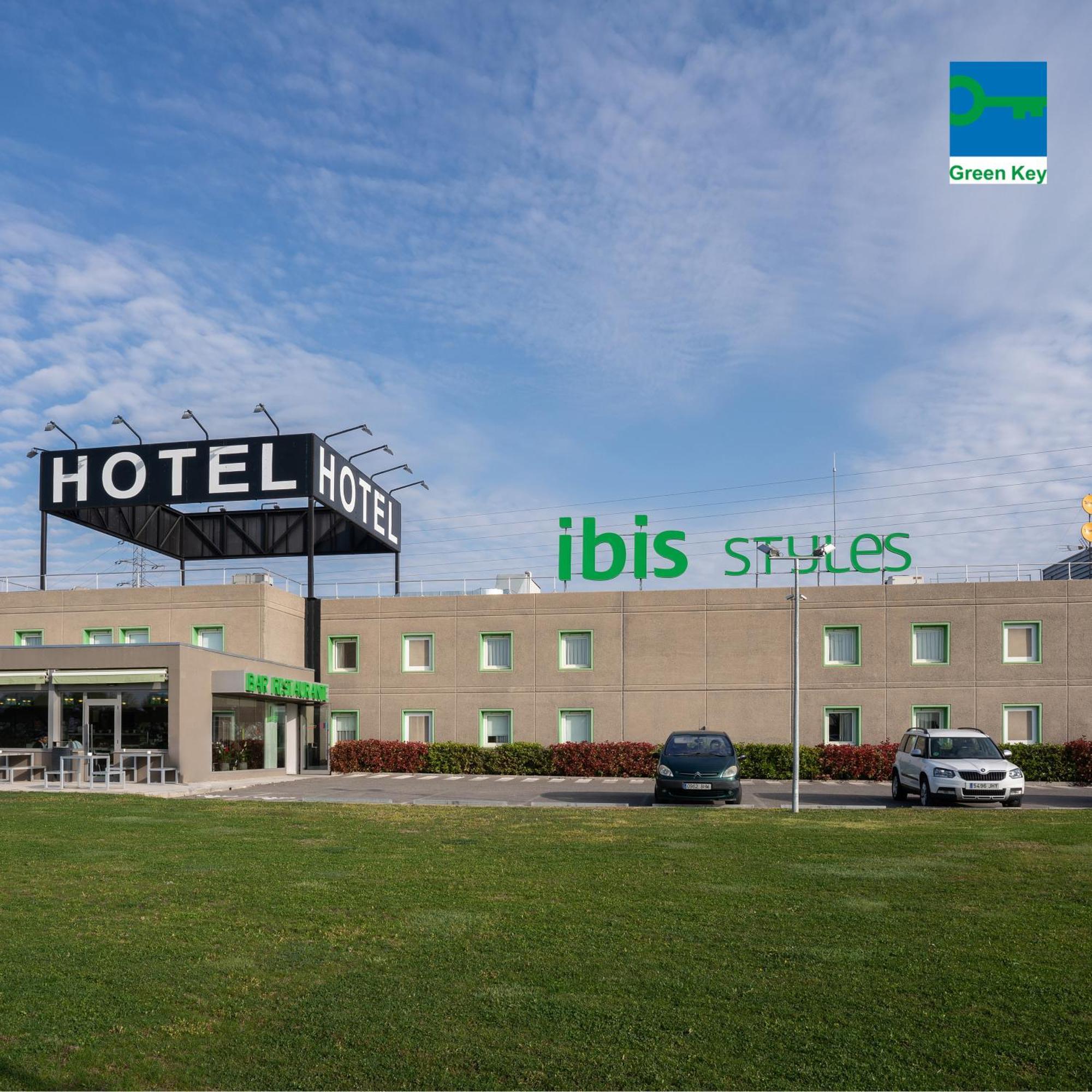 Hotel Ibis Styles Lleida Torrefarrera Bagian luar foto